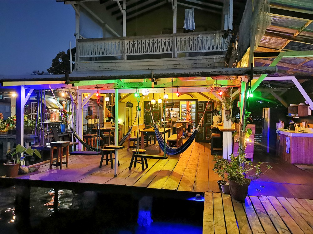 Die super gemütliche Terrasse über dem Wasser