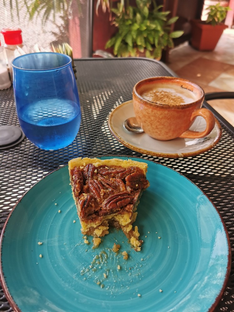 Himmlischer Kuchen und leckerer Cappuccino