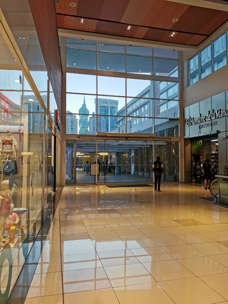 Blick aus der Mall auf die Skyline