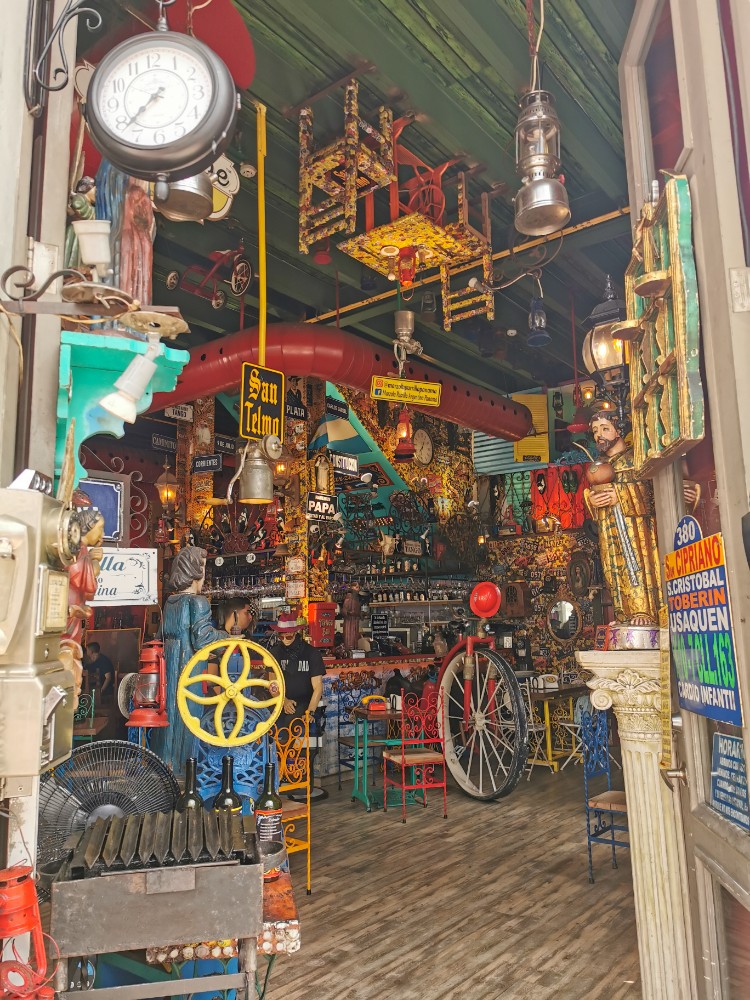Ein kleines, super buntes Café