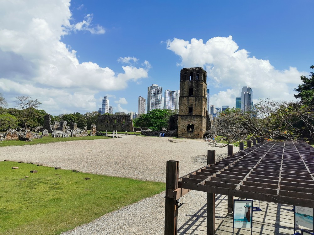 Die Kirche und als Kontrast dahinter die Hochhäuser