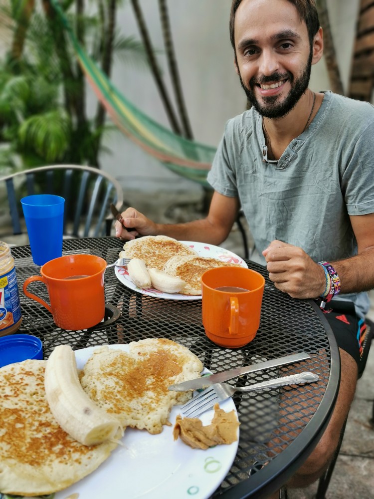 Entspanntes Hostelfrühstück