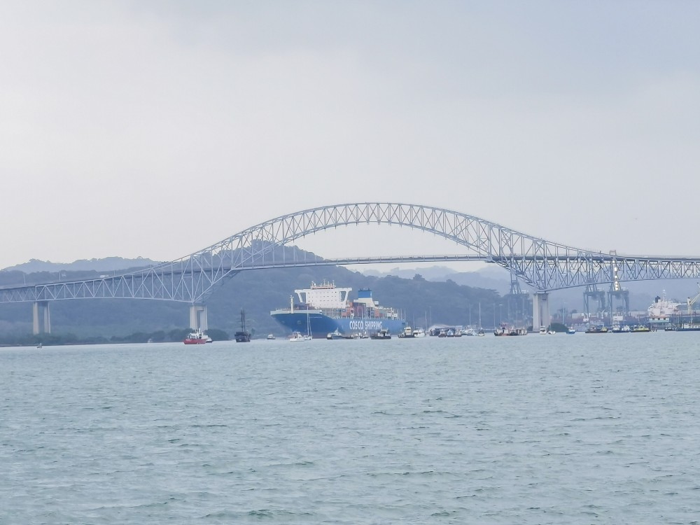Blick auf die Puenta de las Américas mit Containerschiff