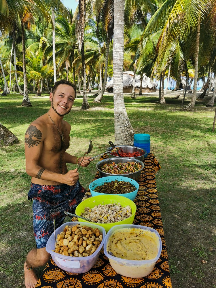 Unser Guide Yann mit dem hervorragenden Mittagessen