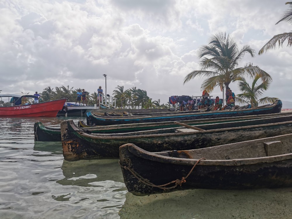 Die Kuna-Kayaks, mit denen es zur nächsten Insel ging
