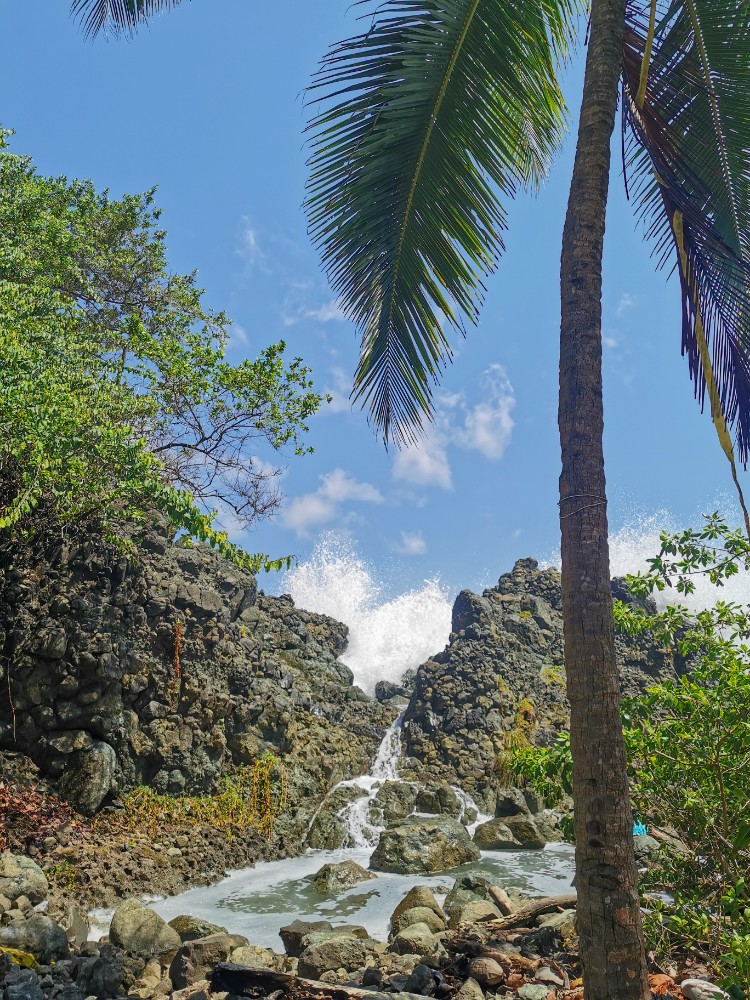 Sieht aus wie ein Wasserfall, ist aber das Wasser einer Welle