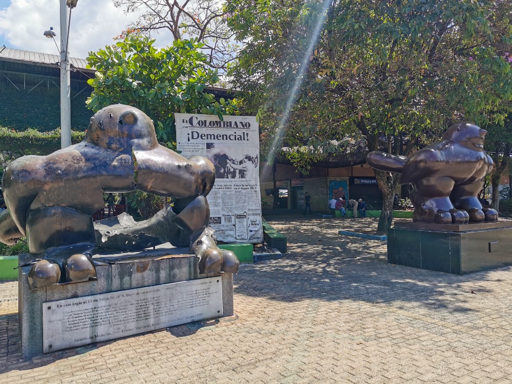Zwei Statuen, die die Lebeneinstellung der Paizas super beschreiben (nach vorne schauen, ohne die Vergangenheit zu vergessen)