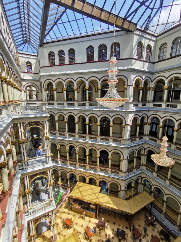 Früher Nationalpalast, heute ein Einkaufszentrum