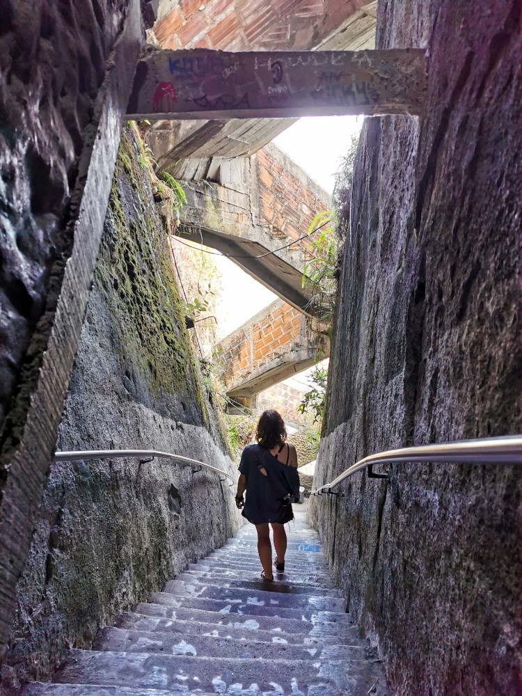 Die Treppen haben sie teilweise einfach in den Felsen geschlagen