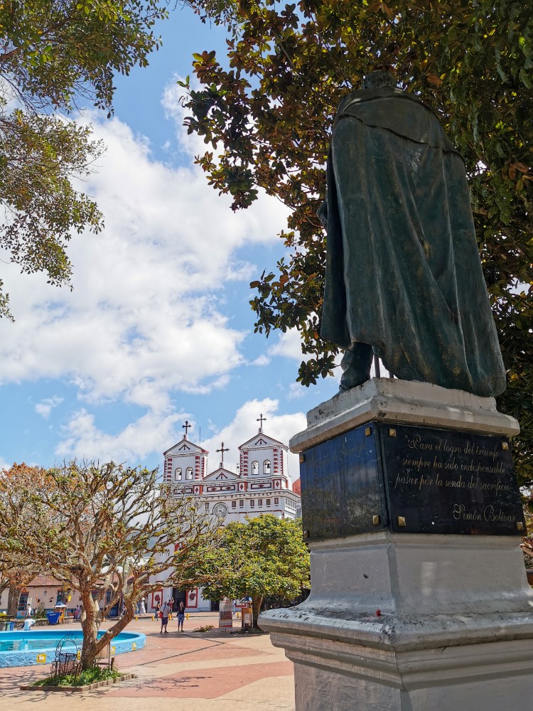 Simon Bolívar vor der Kirche in Guatapé