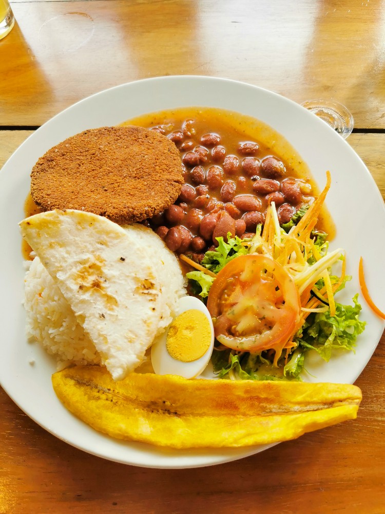 Bandeja Paisa zu Mittag