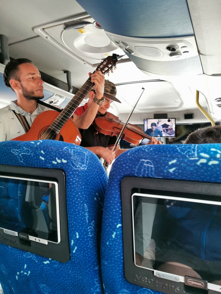 Die Busfahrt war zwar lang, aber auch unterhaltsam