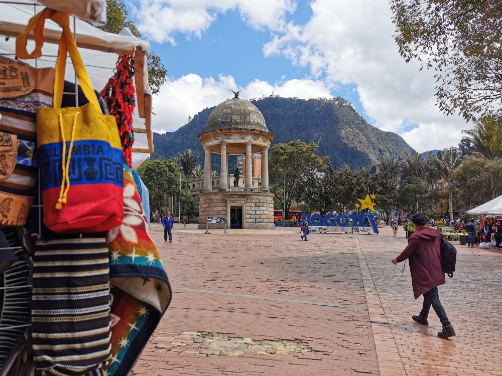 Einer der vielen Märkte mit Blick auf den Berg Monserrate