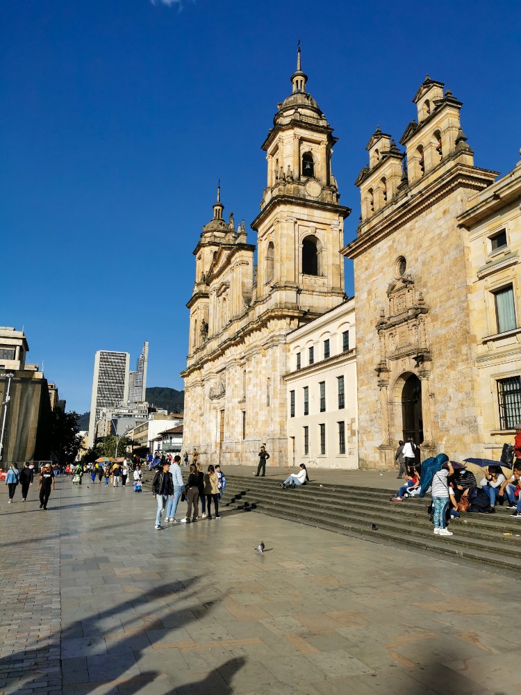 Noch eine riesige Kirche an der Plaza de Bolívar