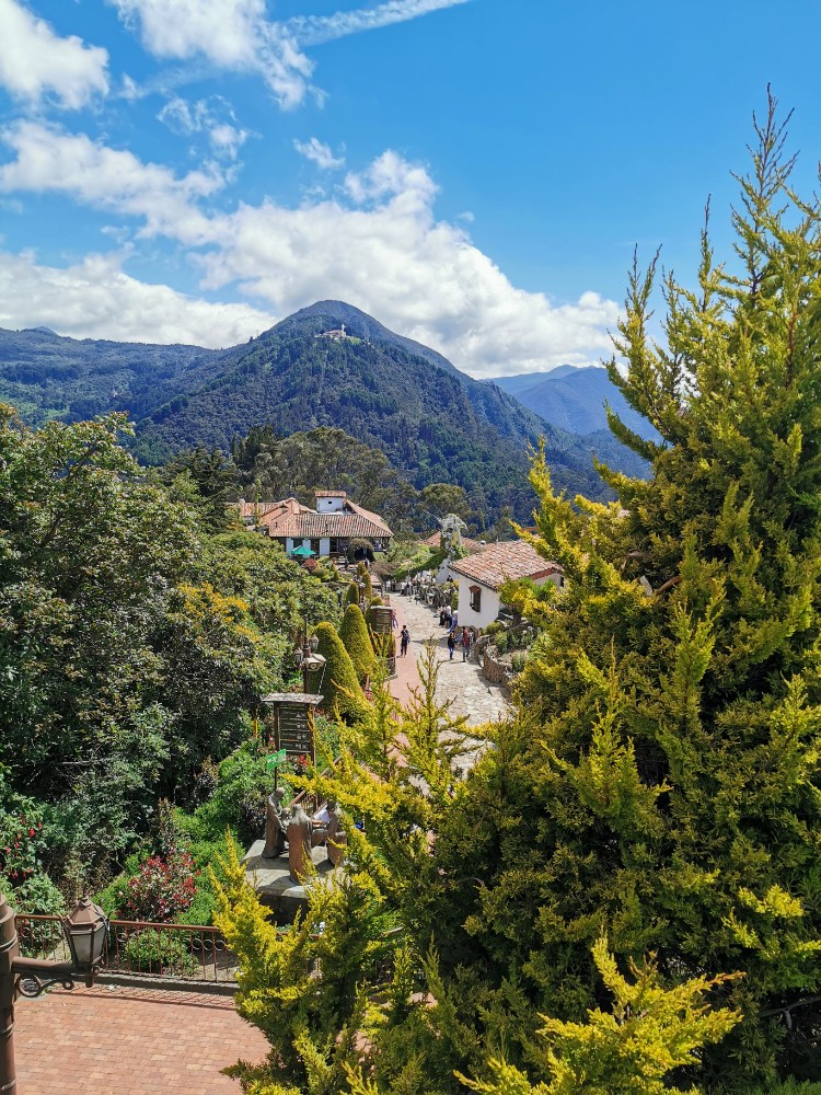 Blick auf die Restaurants und den Cerro de Guadalupe