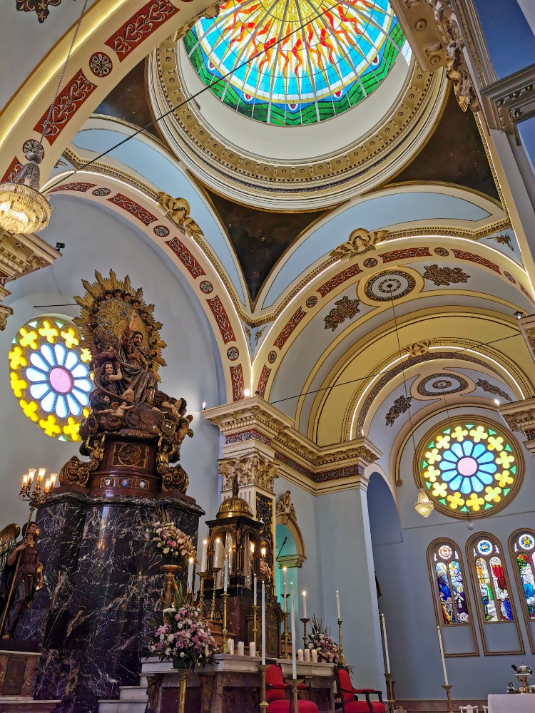 Die schöne bunte und helle Kirche