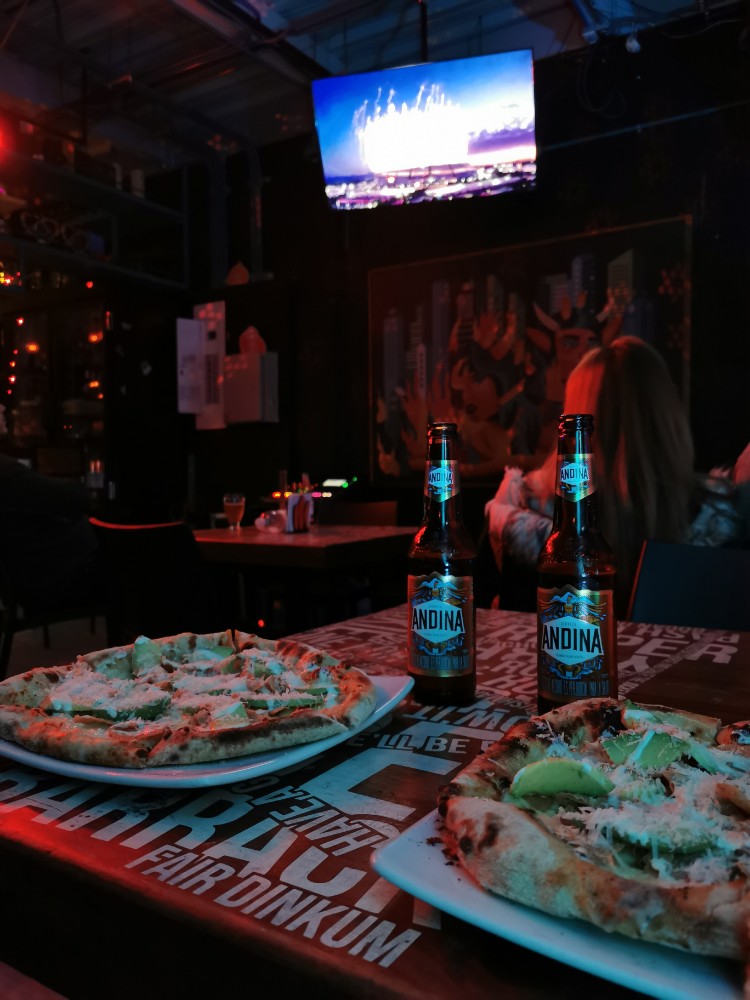 Pizza mit Käse, Avocado und Nachos?! Das war himmlisch!