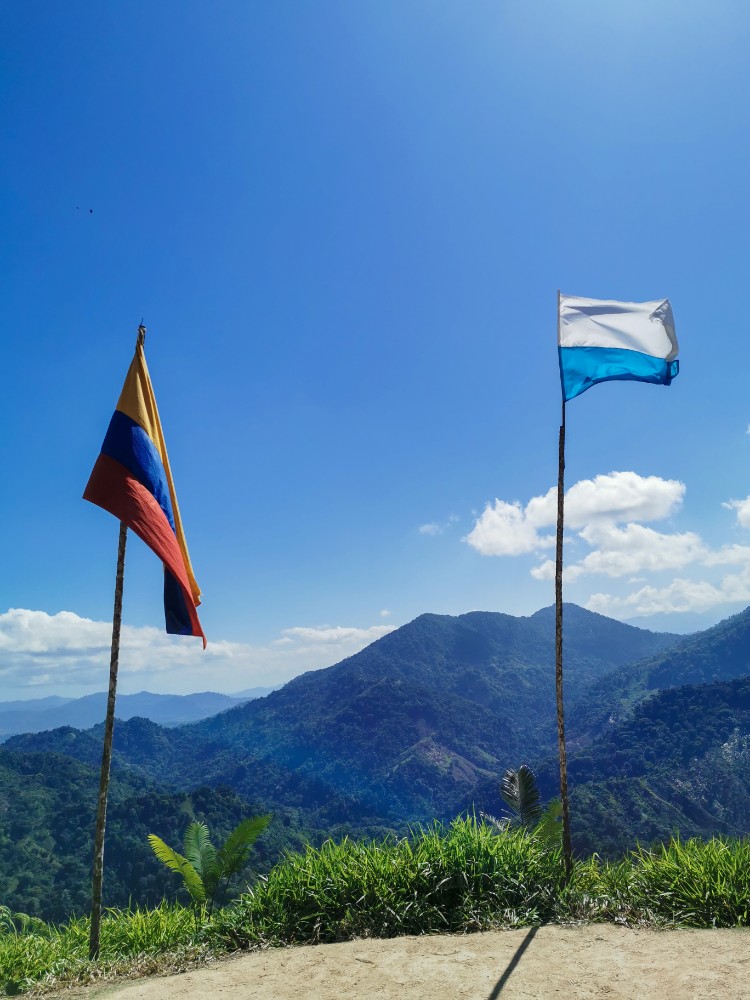 Die Flaggen von Kolumbien und Santa Marta