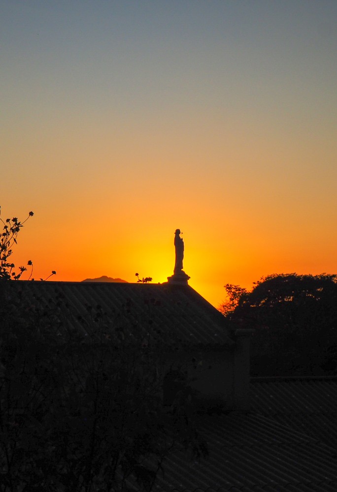 Sonnenuntergang hinter der Kirche