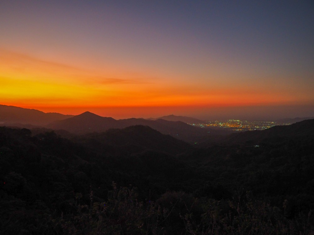 Sogar mit Blick auf das nächtliche Santa Marta