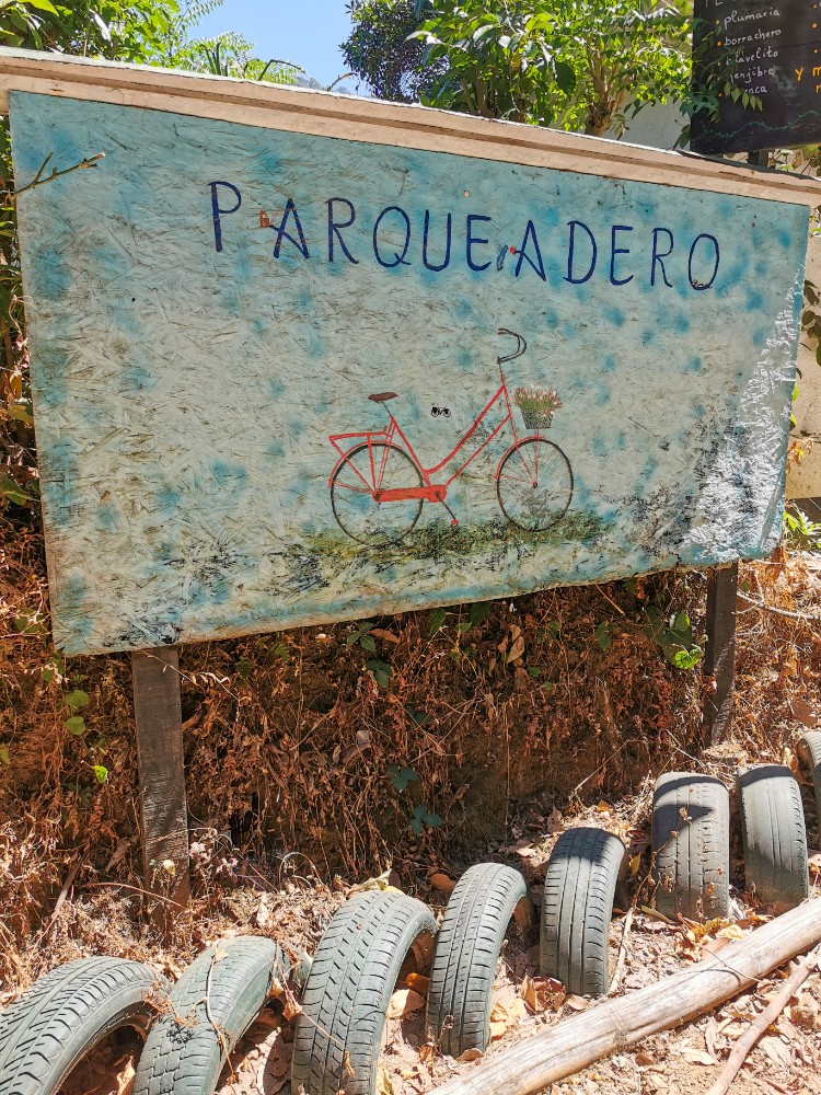 Cooler Fahrradparkplatz an einem süßen Café