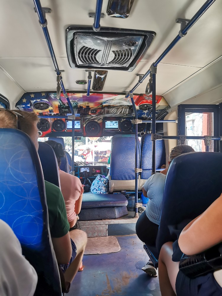 Das ist auf jeden Fall mal ne ordentliche Anlage im Bus 😀