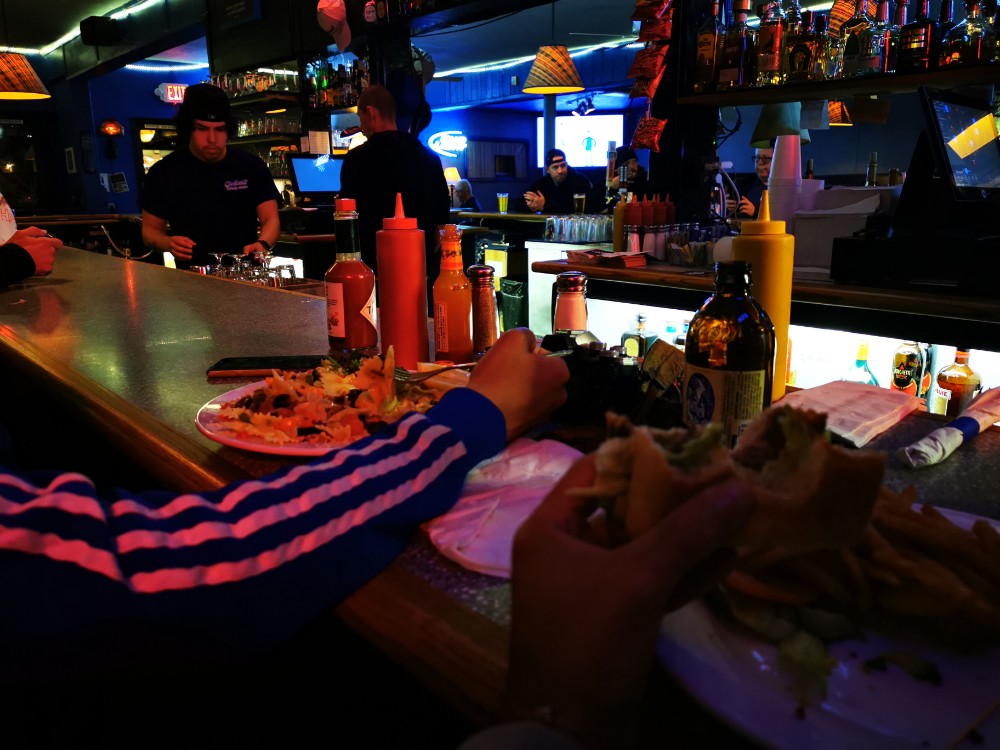 Burger und Bier an der Bar, wir es sich in den USA gehört