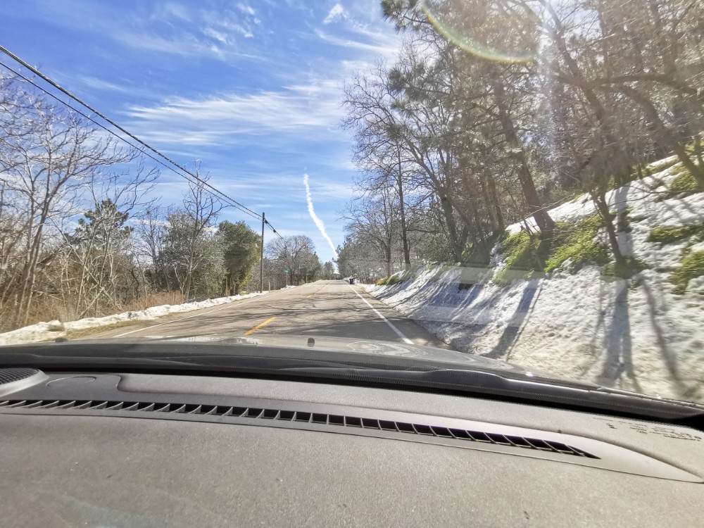 Einfach Schnee am Straßenrand