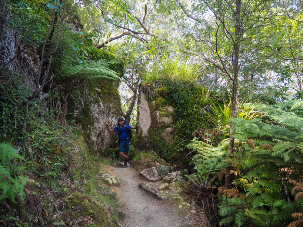 Ab und zu trifft man auch auf Felsen 😀