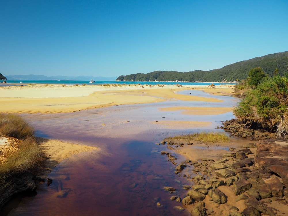 Hinter dem Strand geht es gleich wunderschön weiter