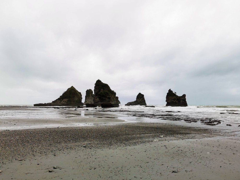 Riesige Felsen, meterweit im Meer