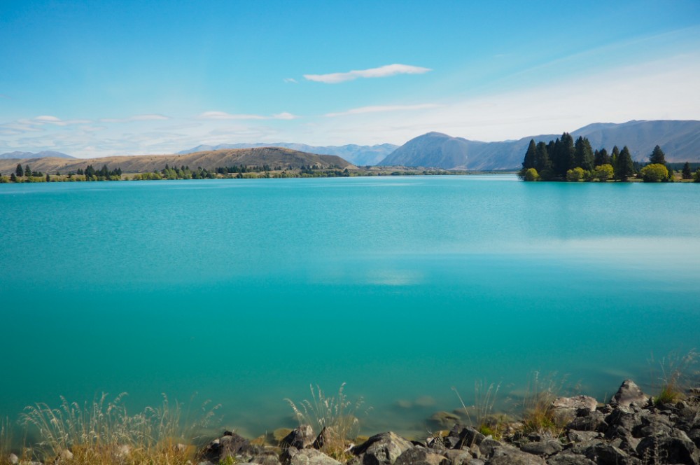 Ein wunderschöner blauer See bei Twizel