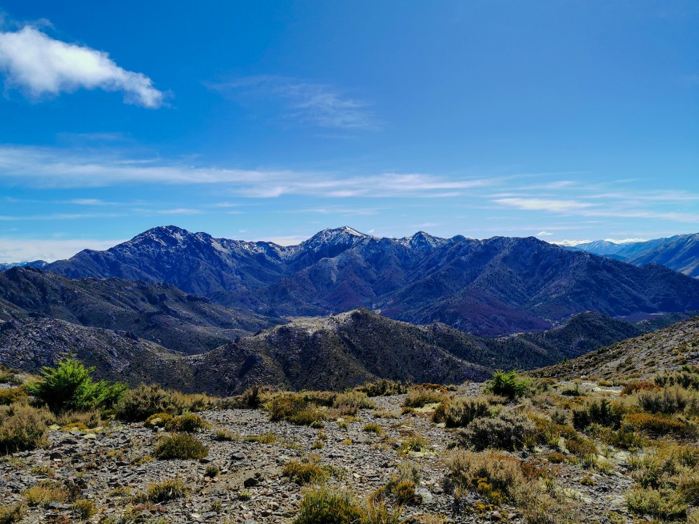 Der Blick auf die leicht weißen Berge hinter uns