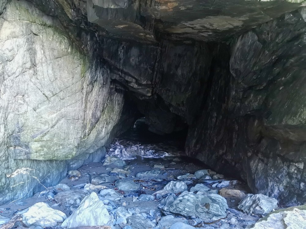 Die Höhle kann man leider nur bei Ebbe besichtigen