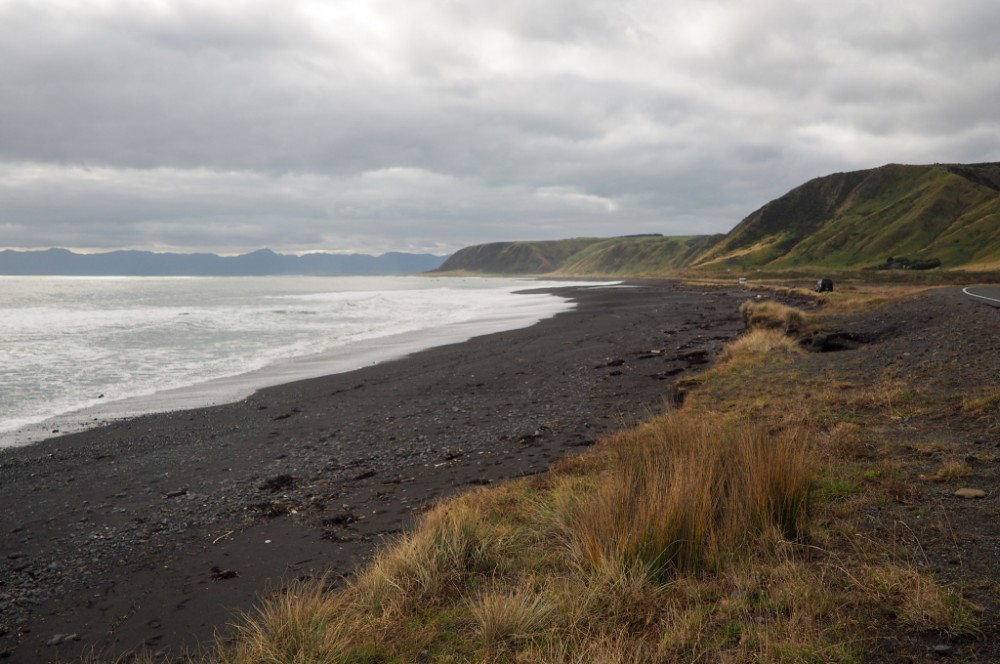 Kilometerlanger schwarzer Strand