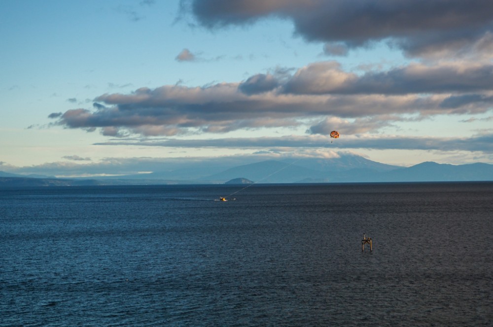Im Hintergrund die Vulkane des Tongariro, immer noch in den Wolken