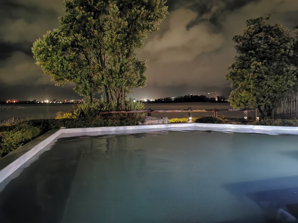 Die schönen Pavillonpools mit Seeblick