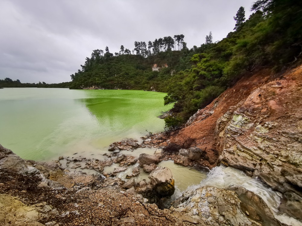 Der Ngakoro Lake und Waterfall