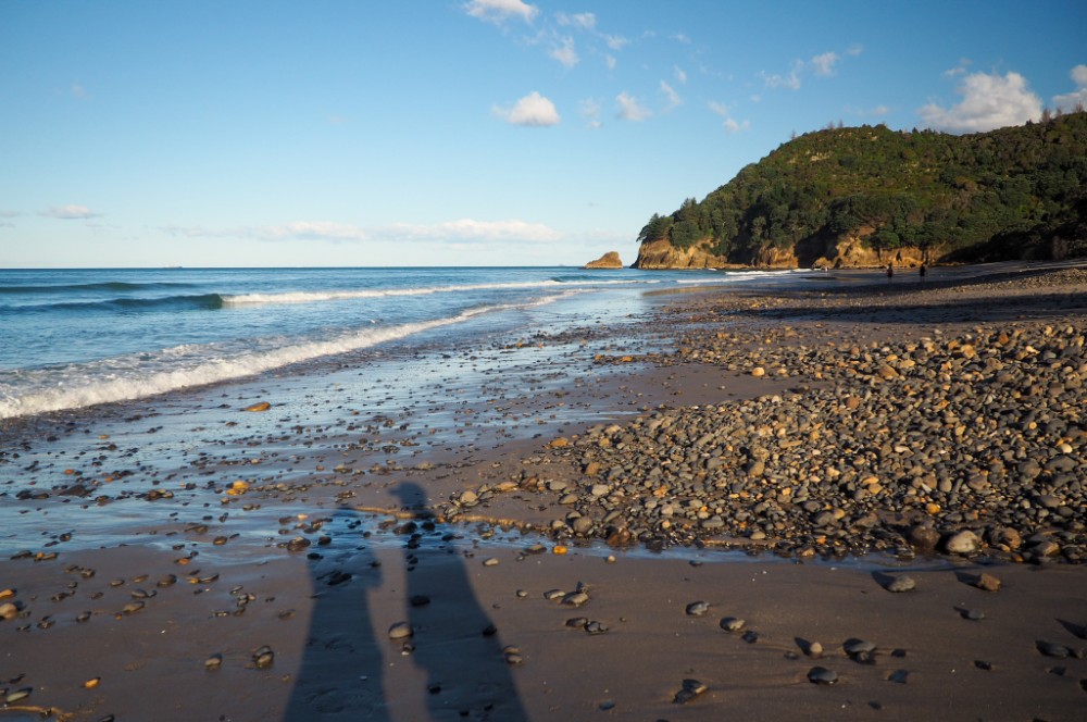Unsere Schatten haben es auch zur Orokawa Bay geschafft