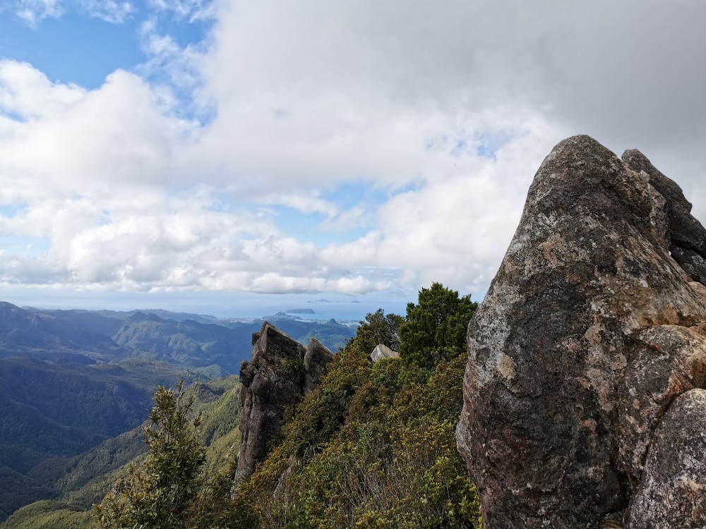 Ganz hinten sieht man den Paku Hill und das Meer
