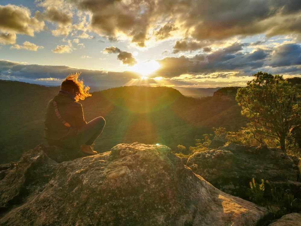 Allein beim Warten auf den Sonnenuntergang ist es toll
