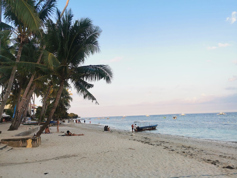 Mal den Strand im Tageslicht anschauen