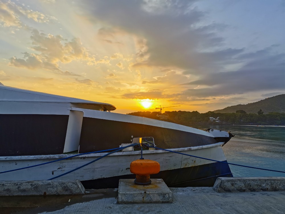 Wir sehen sogar noch etwas vom Sonnenaufgang bevor es auf die Fähre geht