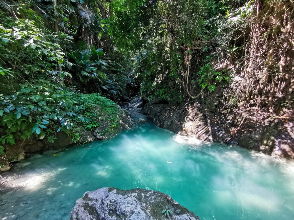 Das Wasser ist tatsächlich genau so blau
