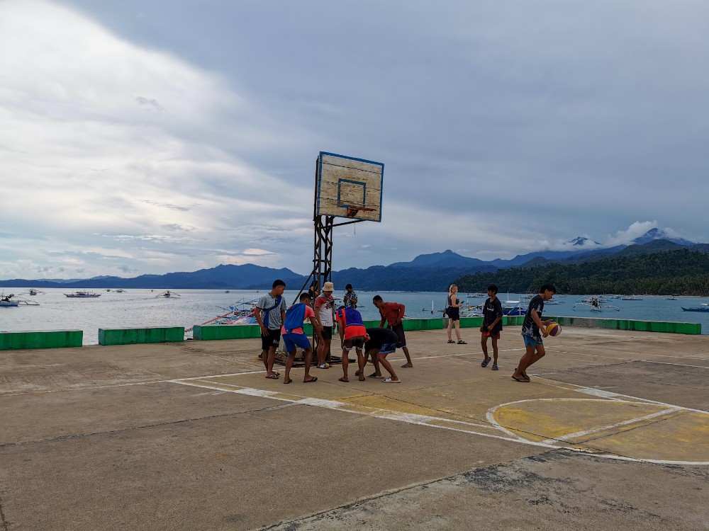 Basketball wird hier übrigens überall gespielt