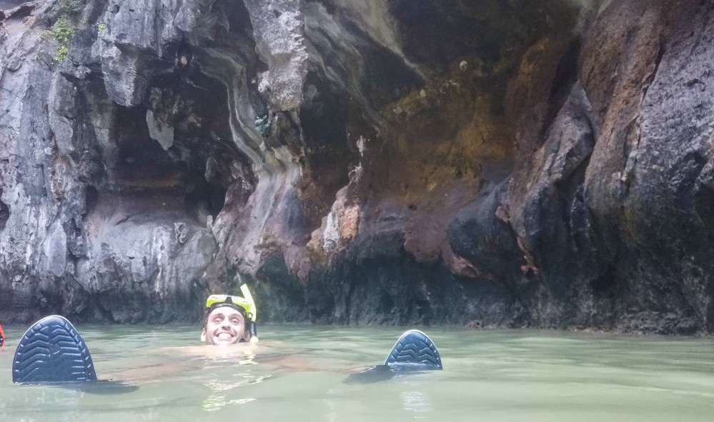 Marcus lässt sich in der Secret Lagoon treiben