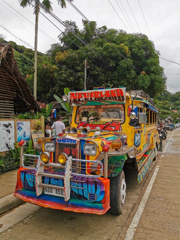Mit dem Jeepney geht's zum Hafen