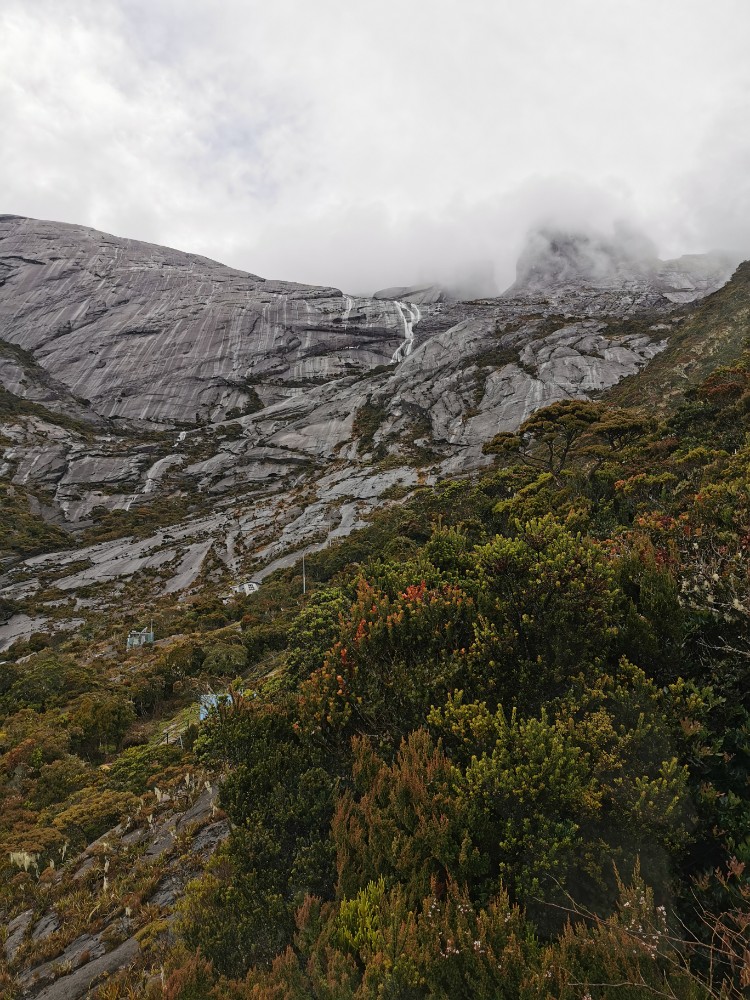 Soviel Regen, dass überall Wasserfälle den Berg runterrauschen