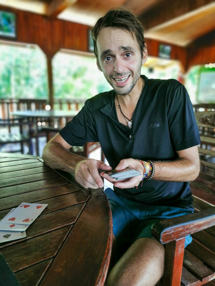 Marcus weint vor Lachen bei seinen "Kartentricks"
