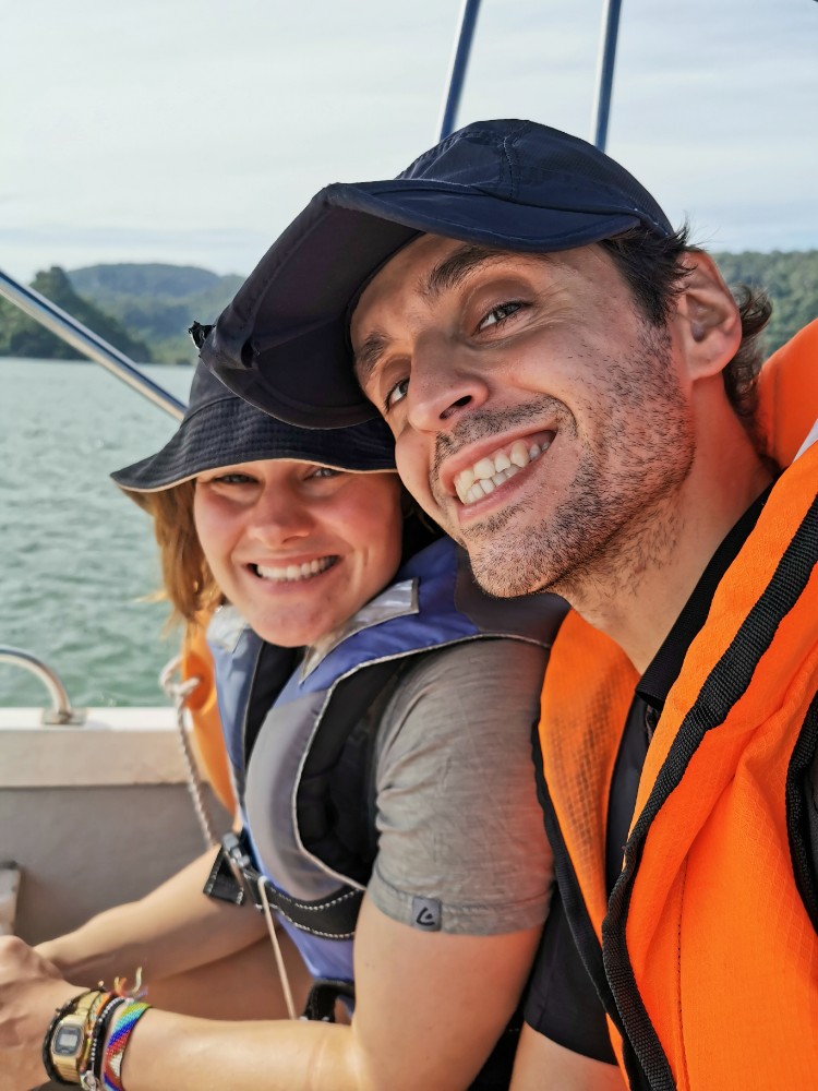 Zwei Grinsebacken auf einem Boot